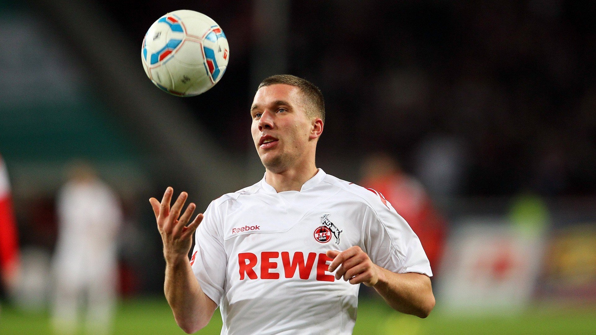 疫情后首次大规模国际足球比赛观众重返赛场，氛围火爆，因疫情影响足球比赛单场换人名额增至4人